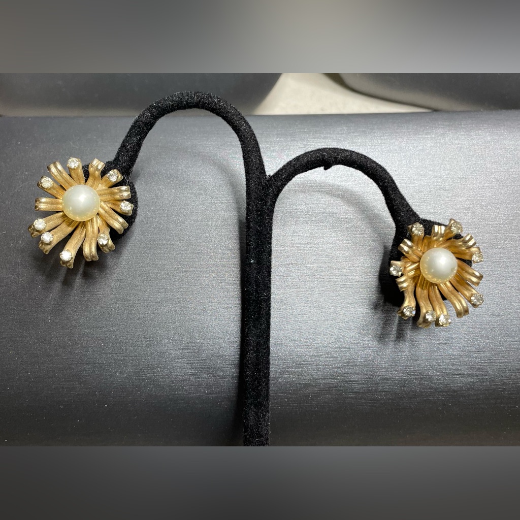 Begere Clip On Gold Tone Rhinestone Pearl Bead Vintage Earrings.
